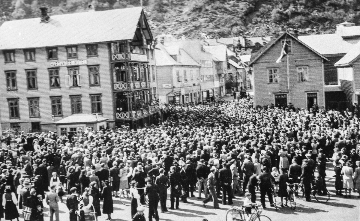 Folkemengde på Torget i Odda fredsdagane 1945.