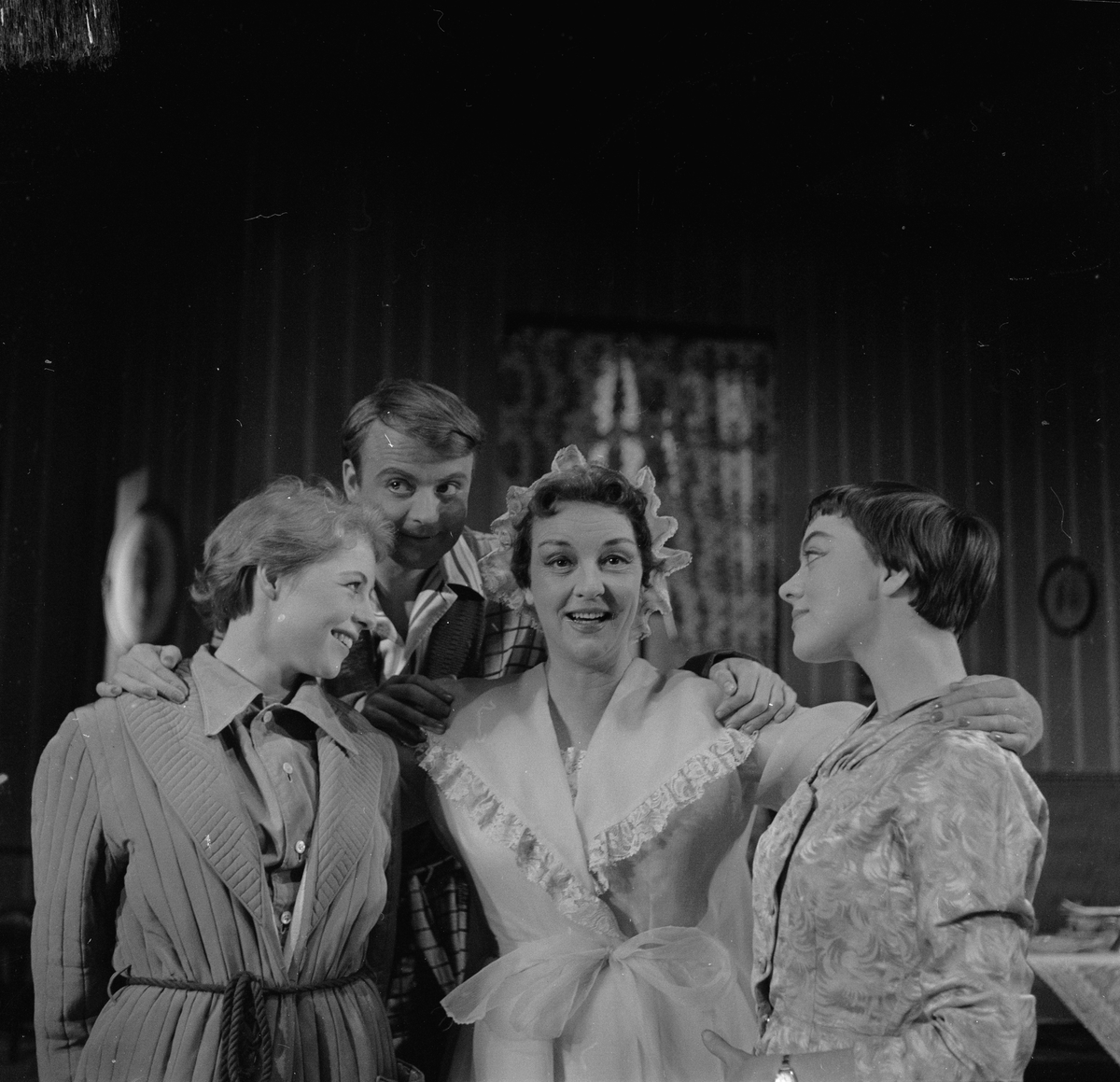 Fra teaterforstillingen "Vår i luften" på Folketeatret. Fra venstre Kari Simonsen, Per Lillo Stenberg, Else Heiberg og Marit Bolling. Fotograftert 12. mai 1958.
