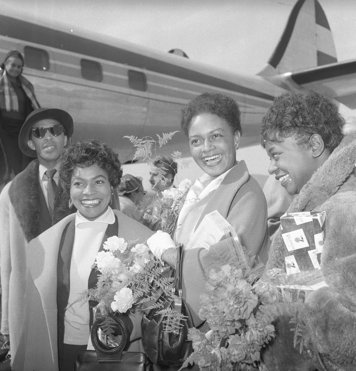 Sangere til oppsetning av "Porgy and Bess" på Folketeatret. Sangerene Leesa Foster, Ethel Ayler, Martha Flowers på Fornebu. Fotografert april 1956.