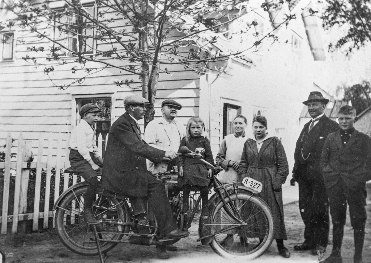 Familien Birkeland rundt ein Indian Powerplus motorsykkel.