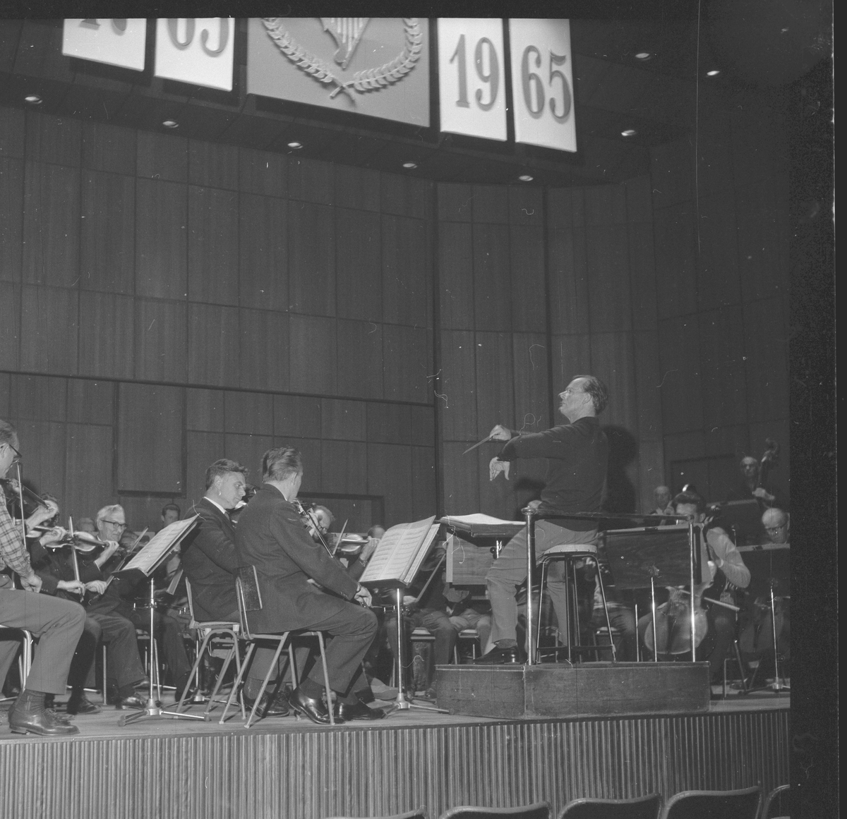 Fra Bergen Filharmoniske orkester 200 års jubileum. Orkester spiller. Fotografert september 1965.