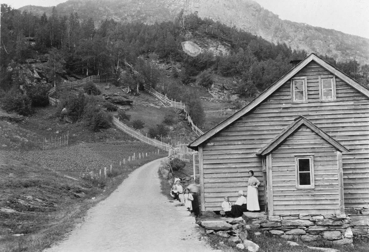 Bustadhus på Låte