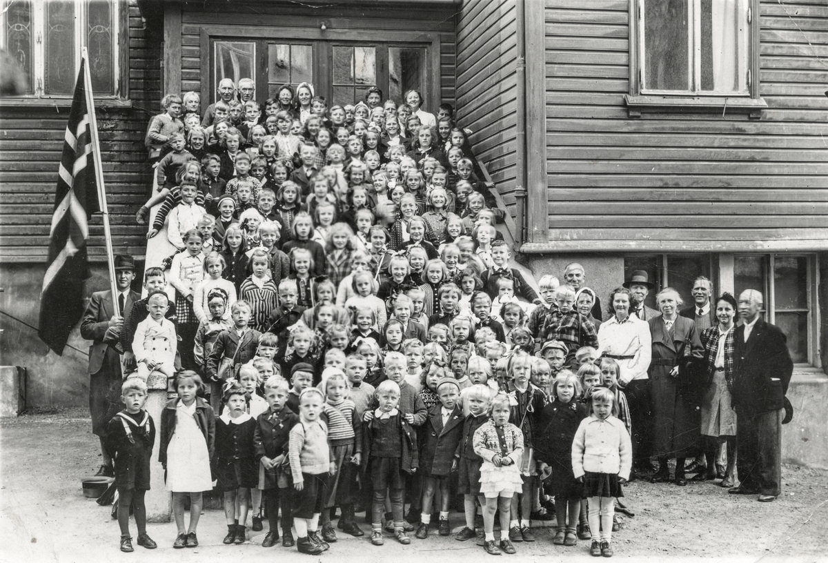 Born frå søndagsskulen utanfor det gamle rådhuset i Odda.