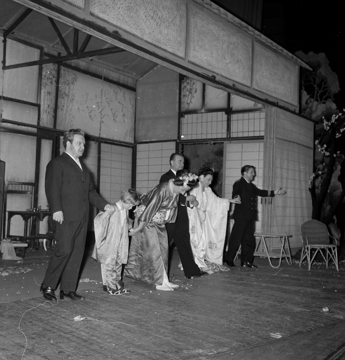 Fra den italienske operaen "Madame Butterfly". Flere sangere står på scenen.