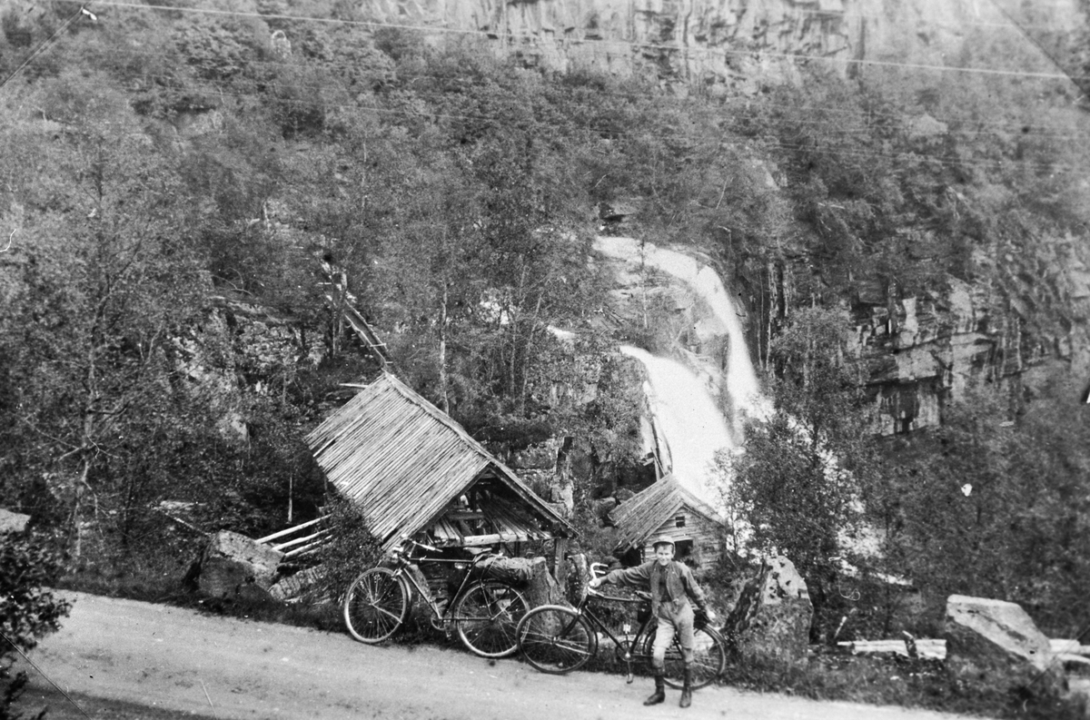 Gut ved Skjervsfossen. Sag og kvernhus i bakgrunnen