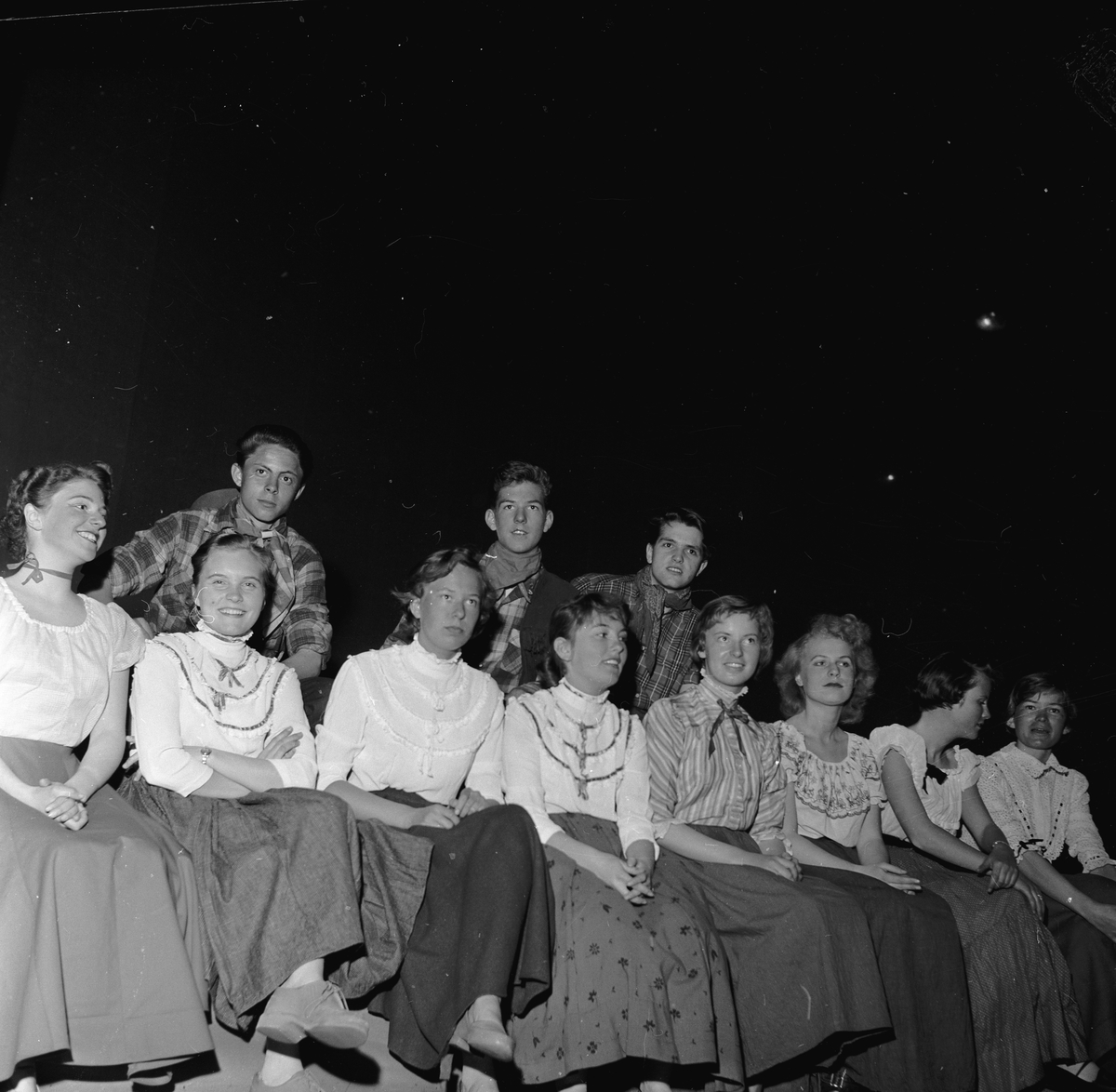 Fra skoleopera "Down in the Valley". Blandet skolekor med kostymer. Fotografert 7. april 1956.