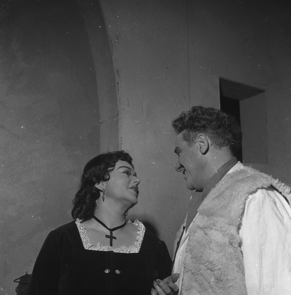 Fra operaprøve av "Lavlandet" på Folketeatret. To skuespiller. Fotografert februar 1959.