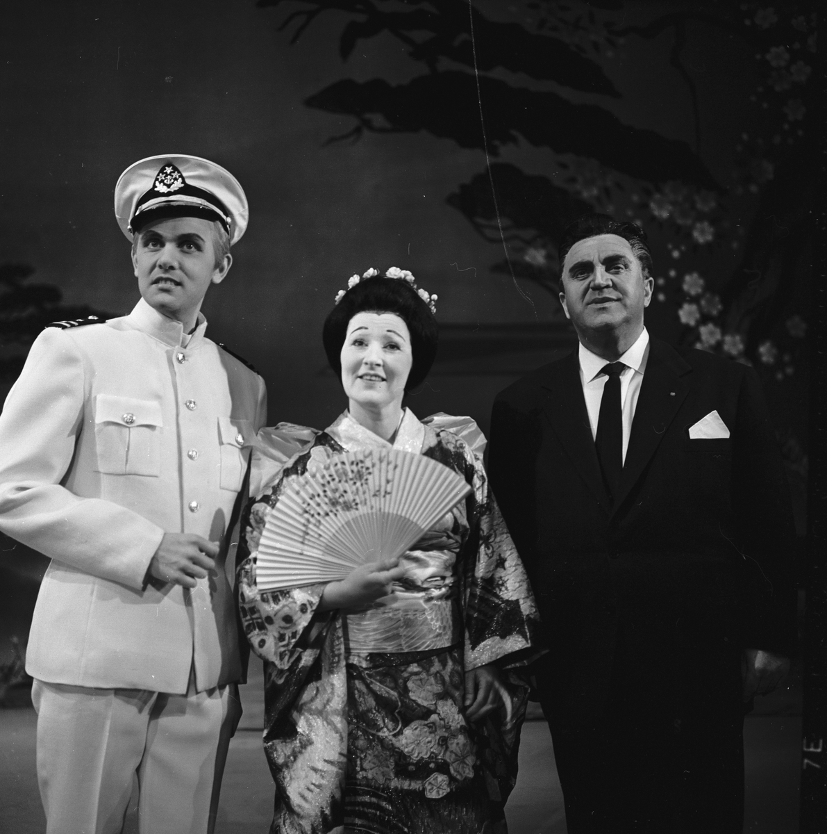 Fra oppsetningen av "Madame Butterfly" på Folketeatret. Skuespillere på scenen. Fotografert 1. april 1964.