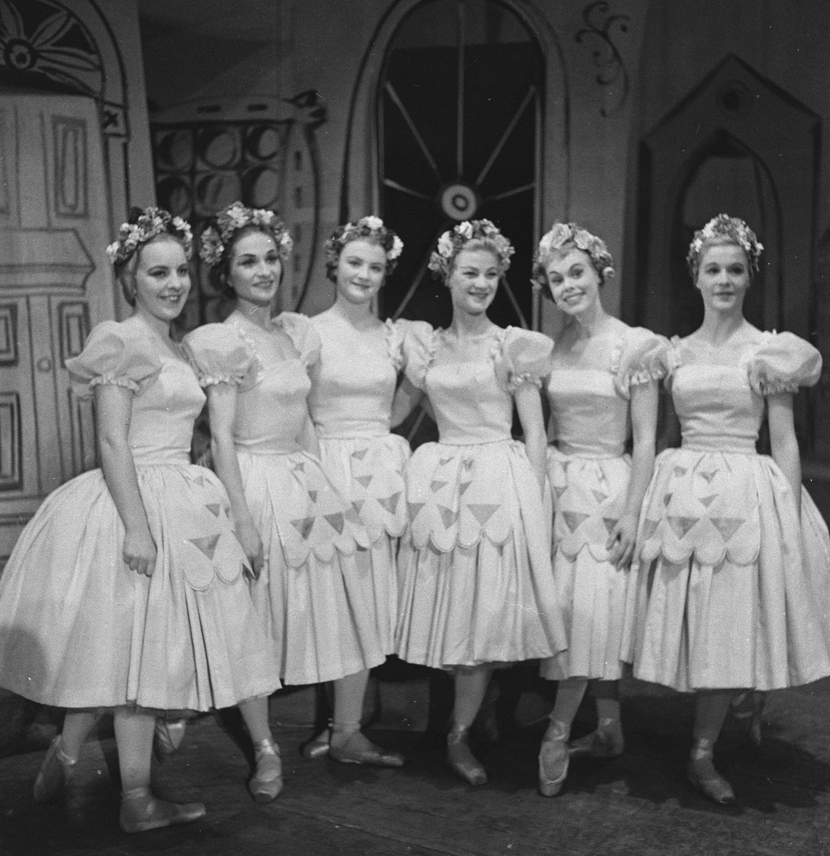 Den Norske Operaballett oppsetningen av "Coppelia" på Folketeatret. Dansere på scenen. Fotografert mars 1959.