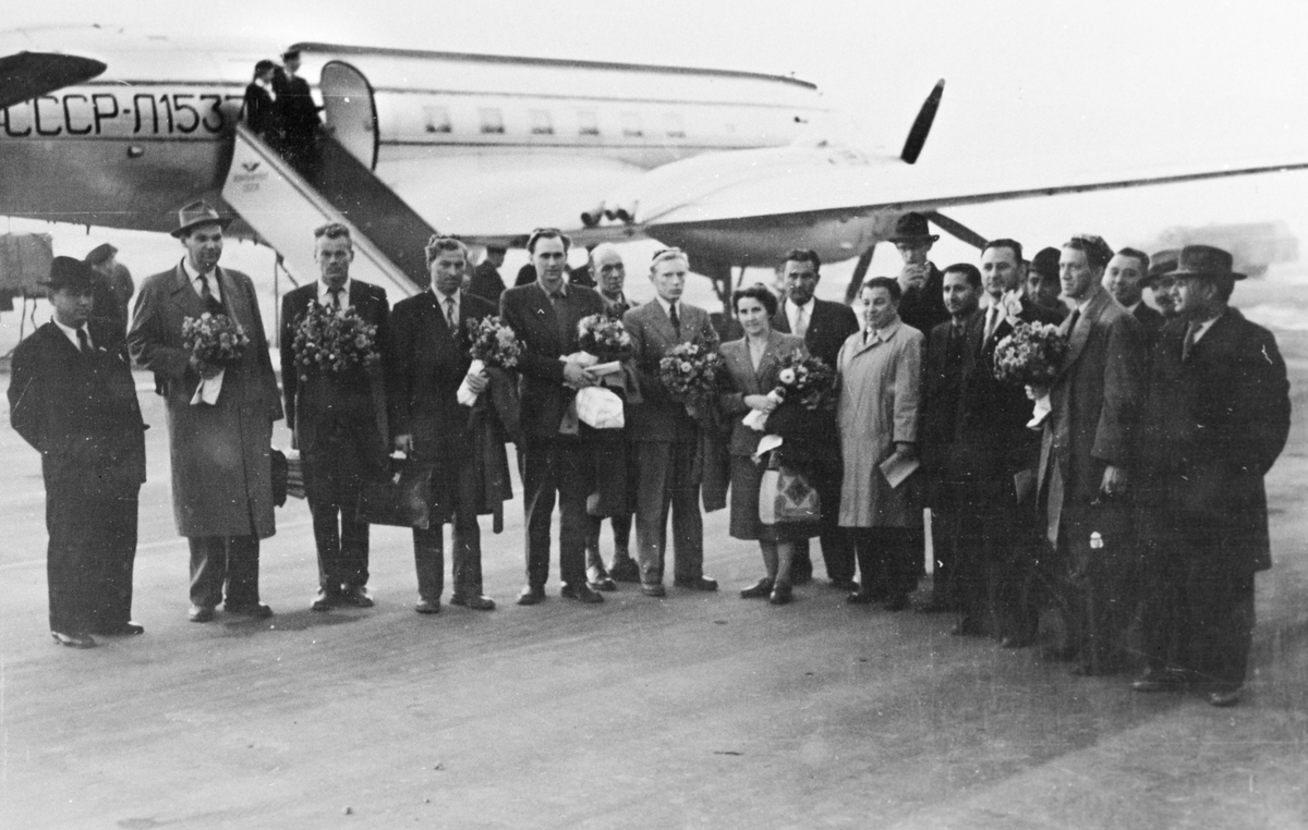 Partidelegasjonen (frå Norge og Sovjet) på reise til Tsjadikstan/Sovjet.