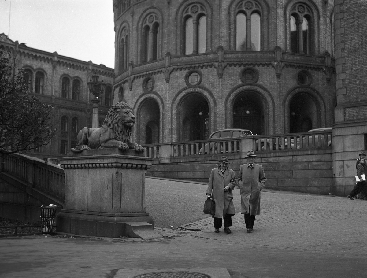Oscar Torp har blitt ny statsminister i Norge. Her fotografert gående til høyre utenfor Stortinget.
