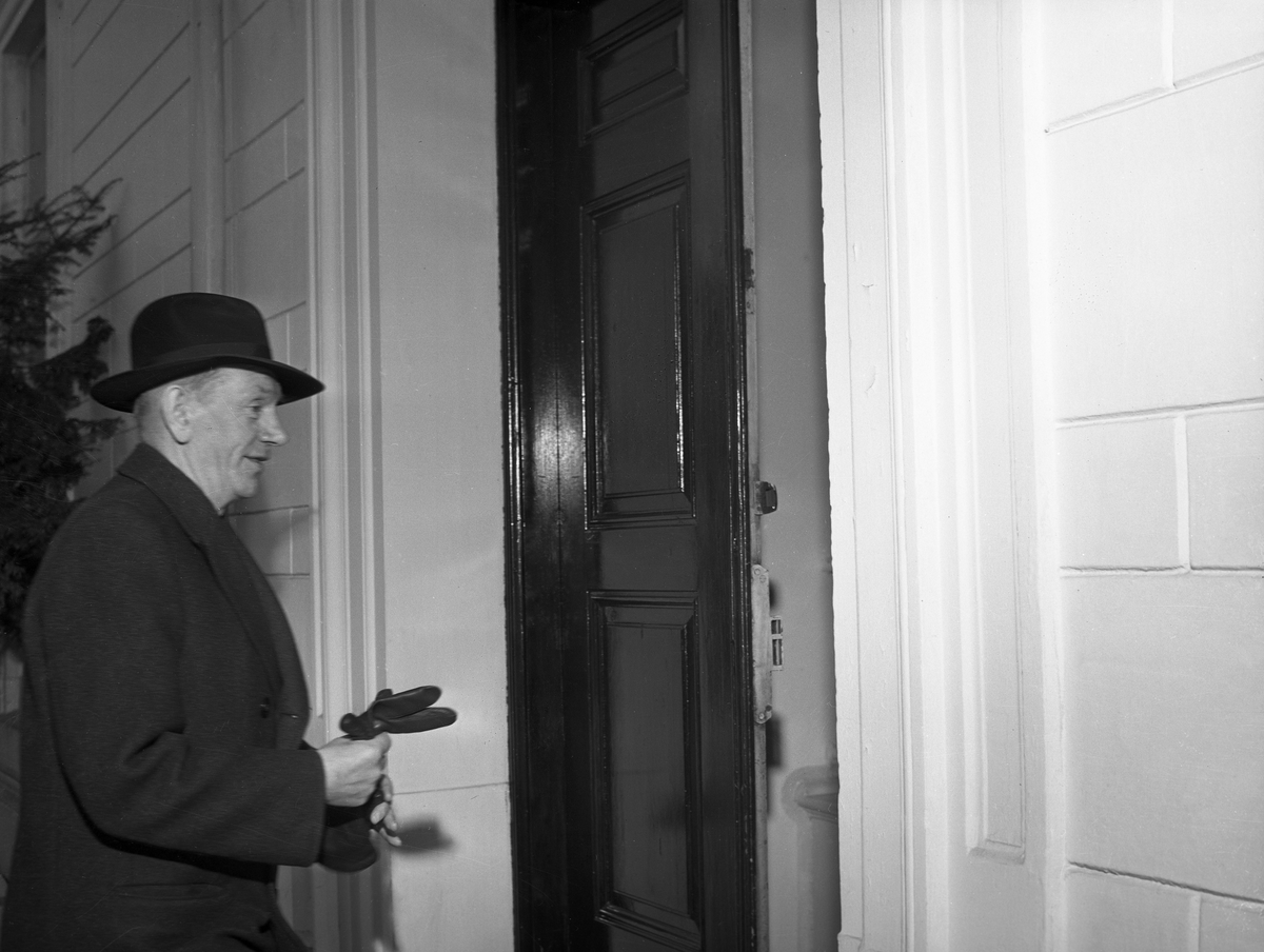 Statsminister Oscar Torp som fungerer som utenriksminister under Halvard Langes fravær, kommer her til Sovjet-ambassaden for å avlegge en høflighetsvisitt.