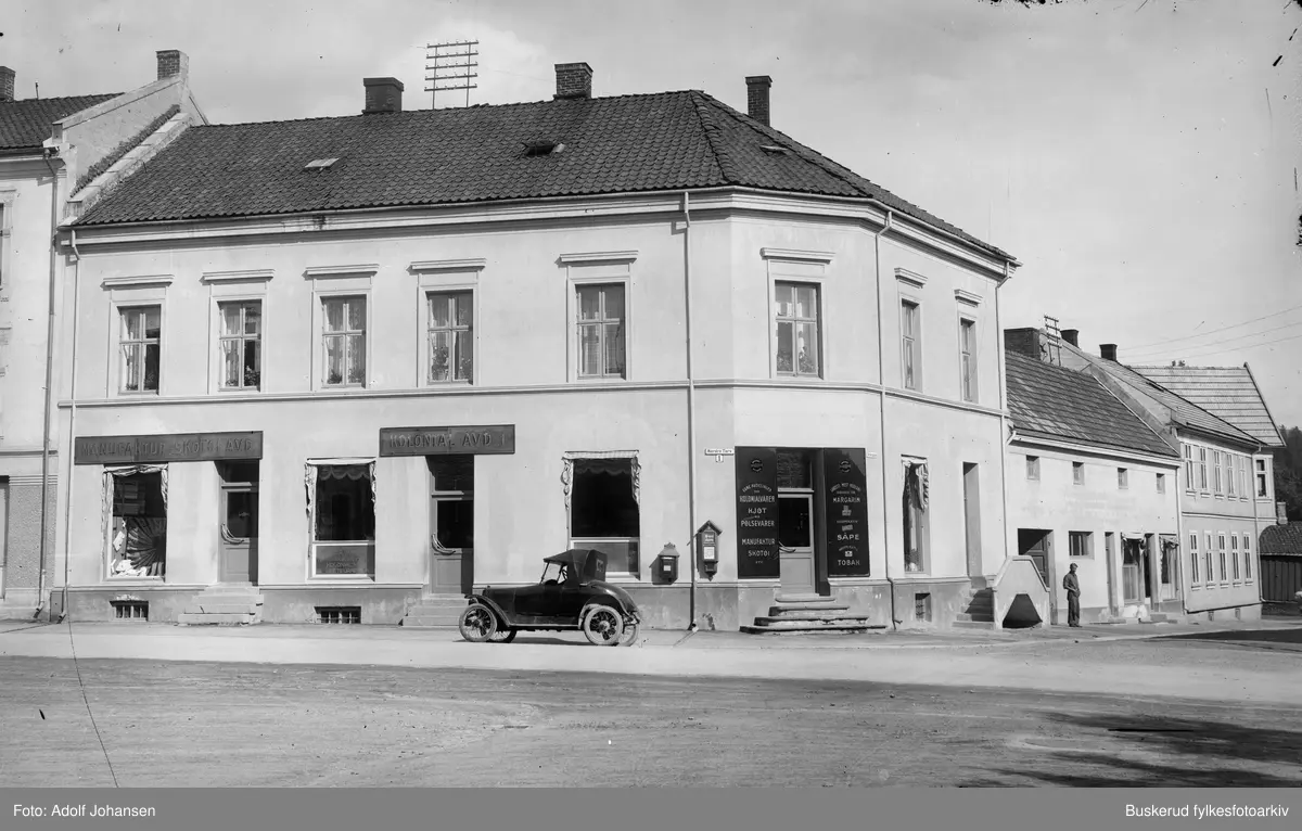 Nordre Torv 1.  i Hønefoss. Kolonial No 1
Kooperativen