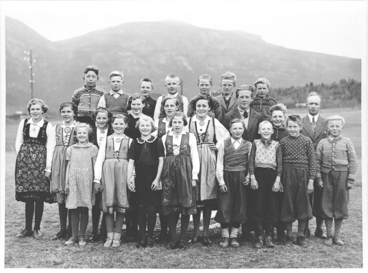 Elevane ved Forberg skule fotografert i 1941.
Læraren er Ketil Bergland.