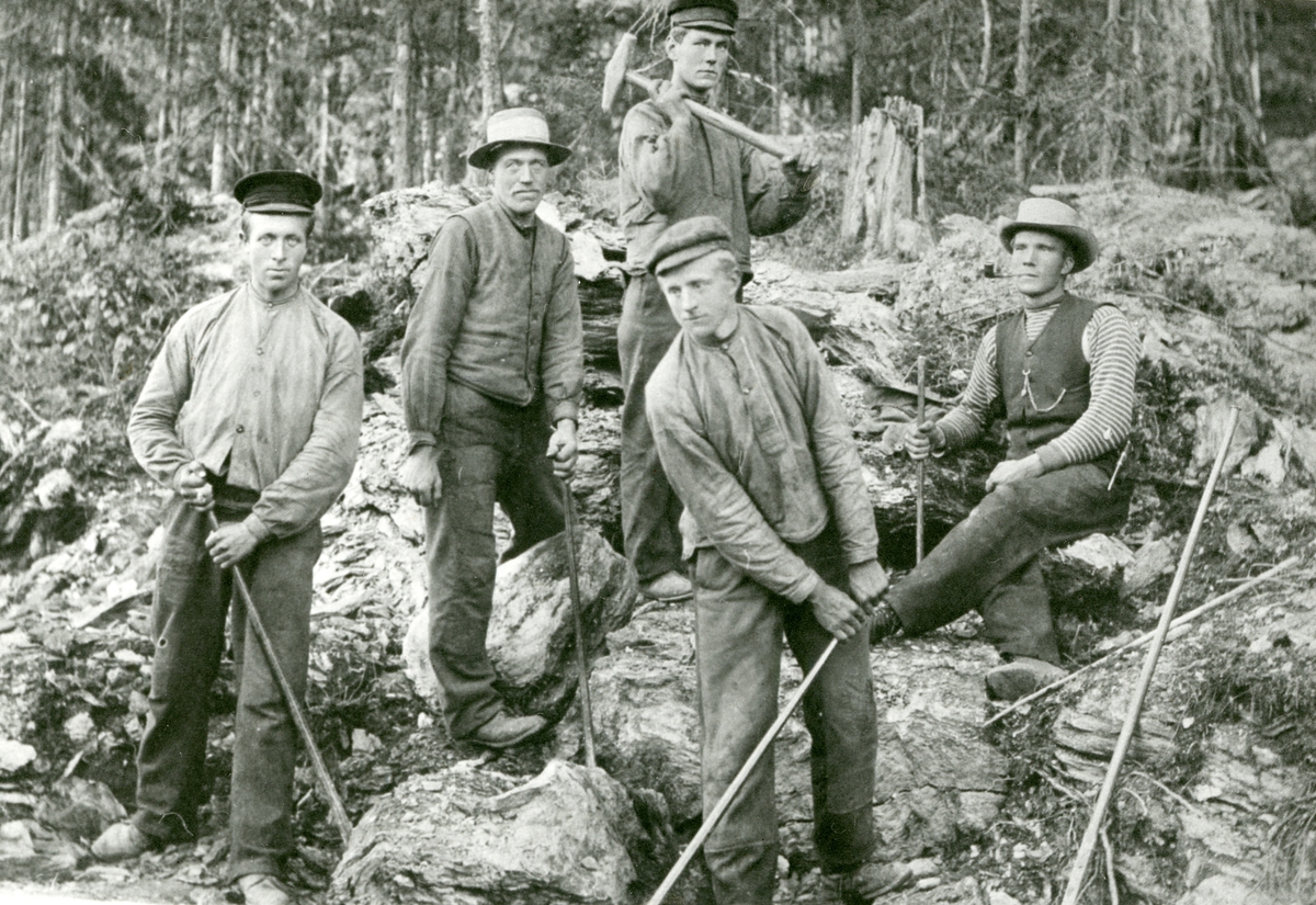 Arbeid på vegen mellom Tingvang og Heggenes i Øystre Slidre i 1892.