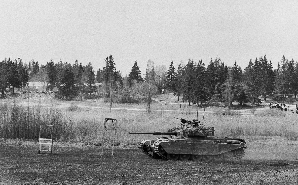 Stridsvagn framrycker över Lötgärdet. Förråden vid Eldsundsplan i bakgrunden.