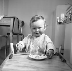 Portrettfotografi i serie av ei lita jente, Astri, som sitte