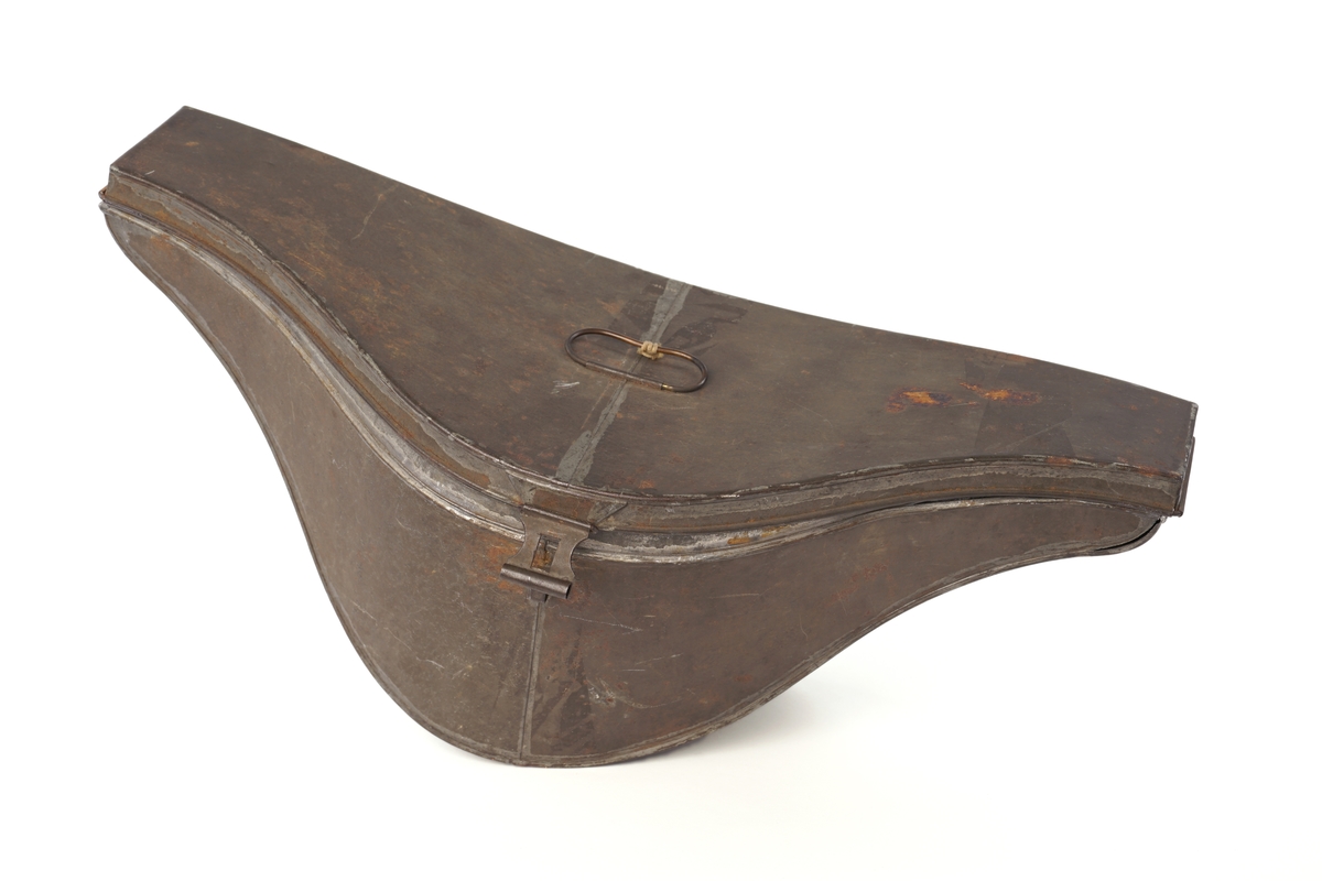 Snutehatt av sort, velurlignende stoff. Rød-hvit-blå kokarde, krysset med sortbånd festet med riksløveknapp. Fire tynne sorte snorer på hver side. Rødt skinn til svetterem, hvit silkefôr. Hvit knapp i toppen av innsiden pull. Sort lær hakerem.
Metall hatteske til snutehatt.