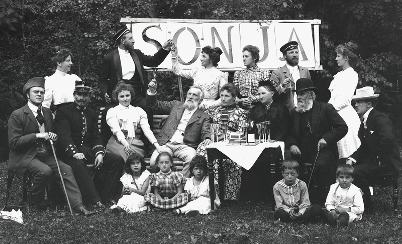 Sonja Mjøens dåp i 1899.