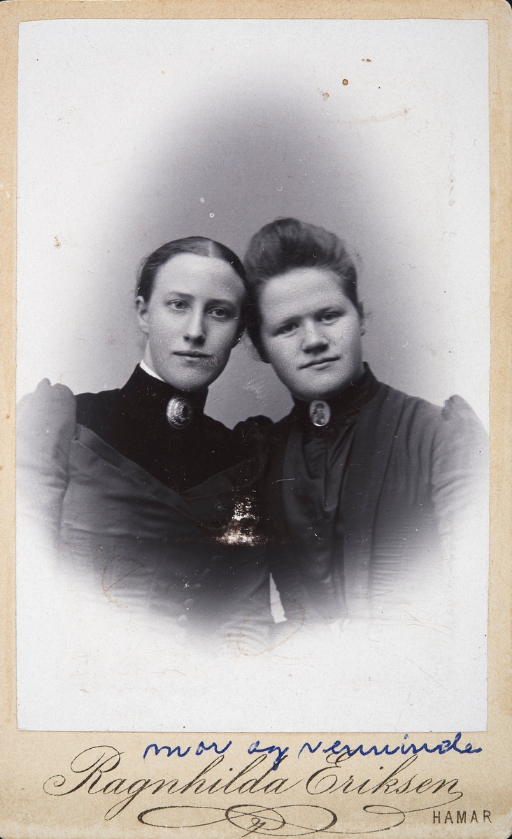 F.v ukjent, Johanne Brattlien g. Mangerud. Født 17.04. 1875 på Bratlien, Furnes. Visittkort Fotograf Ragnhilda Eriksen, Hamar.