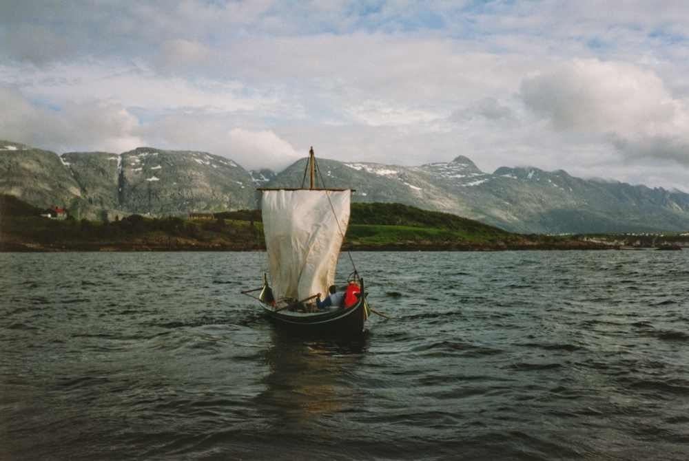 Leirfjord, Leines, Leinesodden. Råseglet er på vei opp i halvfjerderømmingen Emil. Personene er ukjente.