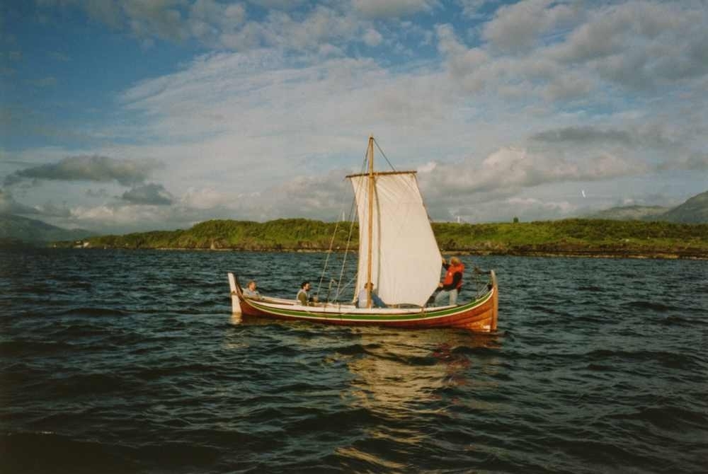 Leirfjord, Leines, Leinesodden. Halvfjerderømmingen Emil med råseglet oppe. Personene er ukjente.