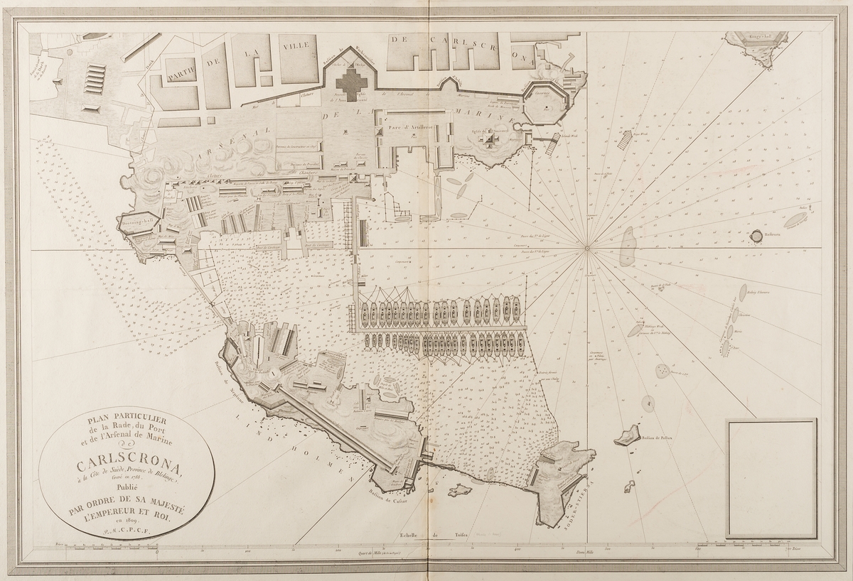 Verket består av två inbundna stadskartor från örlogsstaden Karlskrona. De var ursprungligen del av Fleurieus atlas "Neptune du Cattegatt et de la Mer Baltique" som innehåller 65 kartor. Första kartan visar gatunätet på Trossö samt örlogsvarvet på Lindholmen och Stumholmen. På vänster sidan finns en stadsvy som visar staden söderifrån med repslagarbanan på Lindholmen i centrum. Den andra kartan är ett förstorat utsnitt som visa området av örlogsvarvet.