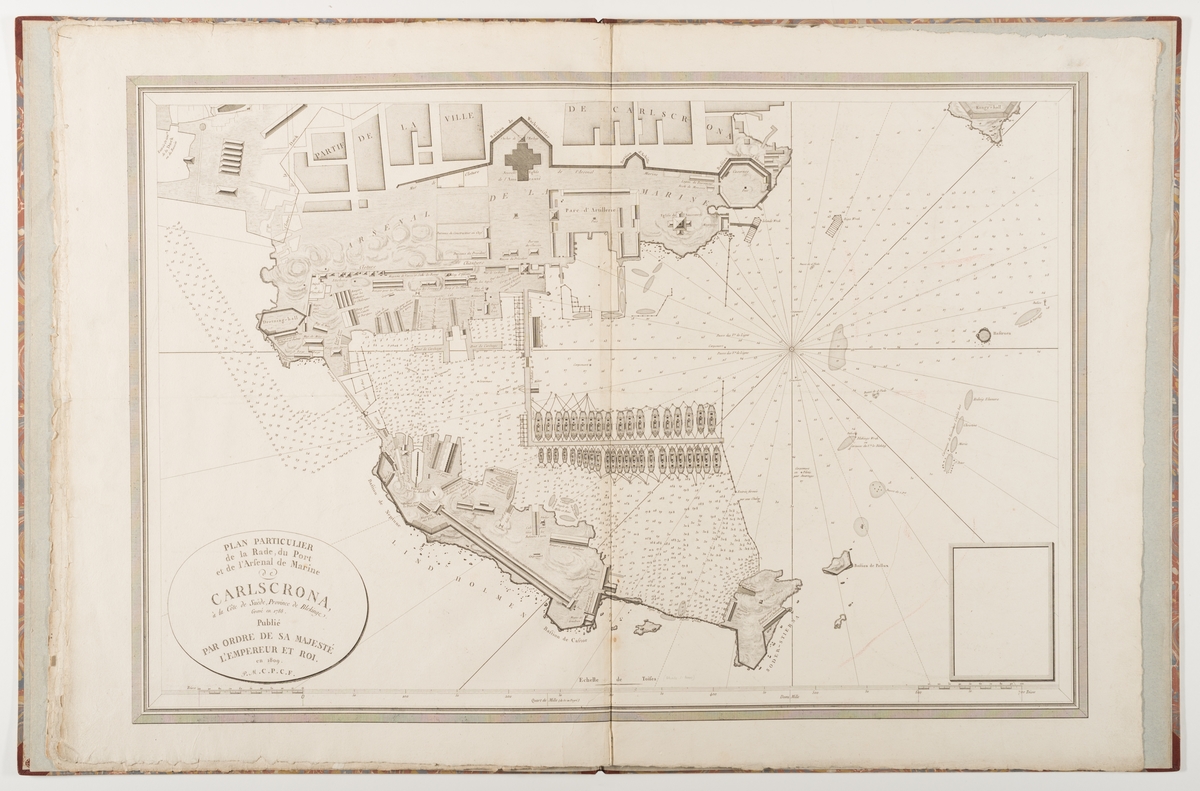 Verket består av två inbundna stadskartor från örlogsstaden Karlskrona. De var ursprungligen del av Fleurieus atlas "Neptune du Cattegatt et de la Mer Baltique" som innehåller 65 kartor. Första kartan visar gatunätet på Trossö samt örlogsvarvet på Lindholmen och Stumholmen. På vänster sidan finns en stadsvy som visar staden söderifrån med repslagarbanan på Lindholmen i centrum. Den andra kartan är ett förstorat utsnitt som visa området av örlogsvarvet.