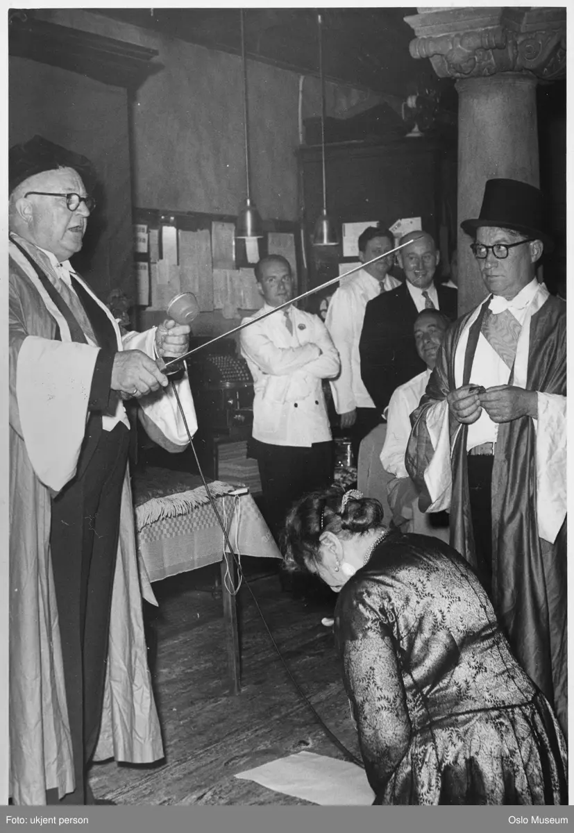 Kunstnernes restaurant Blom, interiør, feiring av Kunstnerforeningens 100-årsjubileum, utdeling av Purpurneseordenen, menn, kvinne, skuespillerinne