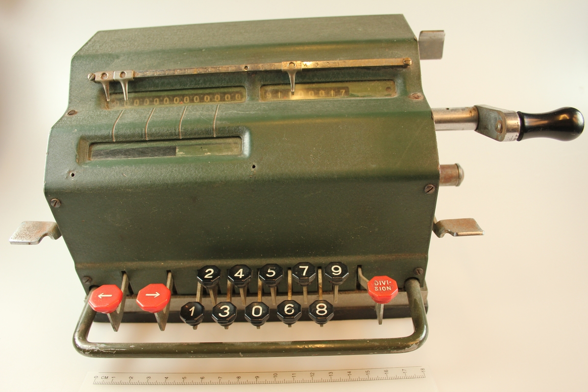 Maskina har 3 siffer-vindu, 13 tastar, 3 vipper og sveiv. Ytre sett god. Funksjonelt i ustand. Ein laus siffermarkør.