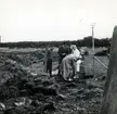 Ulf Erik Hagberg och kung Gustaf VI Adolf vid Utgrävningarna i Skedemosse.