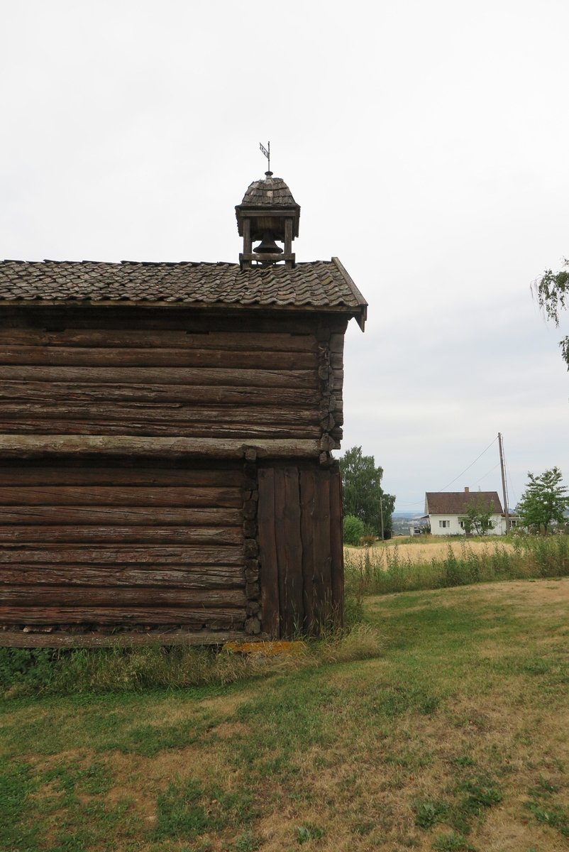 I dag står klokketårnet på stabburet, men av gamle bilder kan en se det gamle tårnet som en gang stod på den gamle låven. Både låve og klokketårn ble bygget rundt 1900 i sveitserstil. Klokketårnet som en gang huset matklokka på gården hadde kryssformet saltak og et kjegleformet midtparti. 
Låven ble revet en gang tidlig på 1980-tallet, og matklokka ble tatt ned. Et nytt klokketårn ble reist på det gamle stabburet med flere likhetstrekk med Løkenstabburet på Domkirkeodden. Av denne grunn fikk det nye klokketårnet samme utforming som tårnet på Domkirkeodden. Det var Per Otto og Einar Fjøsne som fikk det bygget.