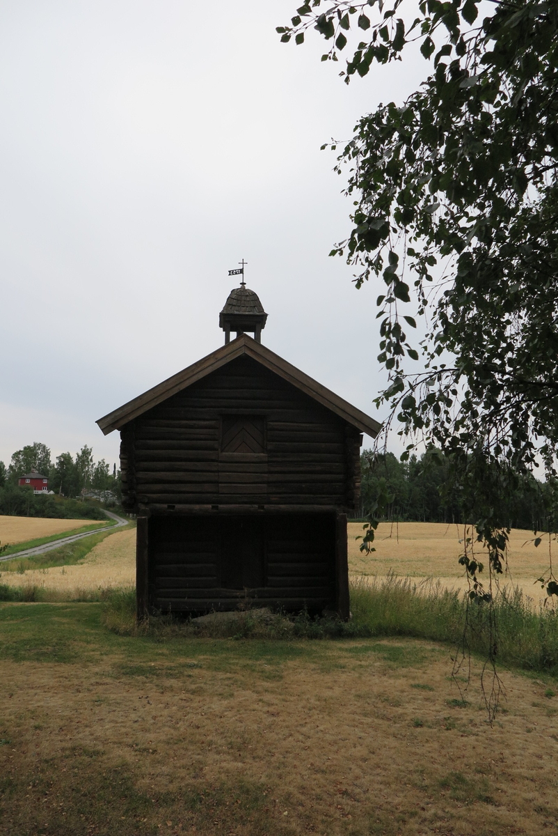 I dag står klokketårnet på stabburet, men av gamle bilder kan en se det gamle tårnet som en gang stod på den gamle låven. Både låve og klokketårn ble bygget rundt 1900 i sveitserstil. Klokketårnet som en gang huset matklokka på gården hadde kryssformet saltak og et kjegleformet midtparti. 
Låven ble revet en gang tidlig på 1980-tallet, og matklokka ble tatt ned. Et nytt klokketårn ble reist på det gamle stabburet med flere likhetstrekk med Løkenstabburet på Domkirkeodden. Av denne grunn fikk det nye klokketårnet samme utforming som tårnet på Domkirkeodden. Det var Per Otto og Einar Fjøsne som fikk det bygget.