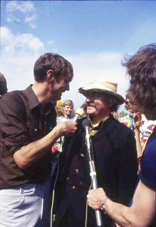 Ballongfestival 1973 i Gränna. Hans Alfredsson i mörkblå yllerrock och ljus intervjuas av Rolf von Otter. Diabild.