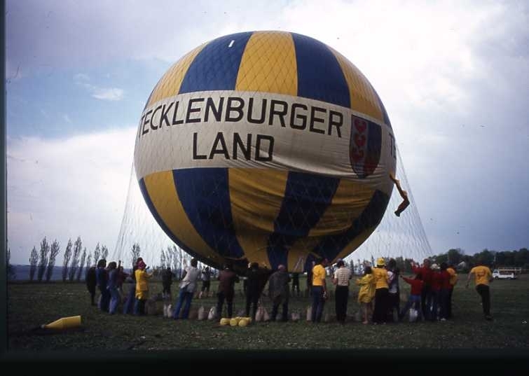 Ballongfestival 1973 i Gränna. Gasballongen Tecklenburger Land, omgiven av folk, görs färdig för att lyfta. Diabild.