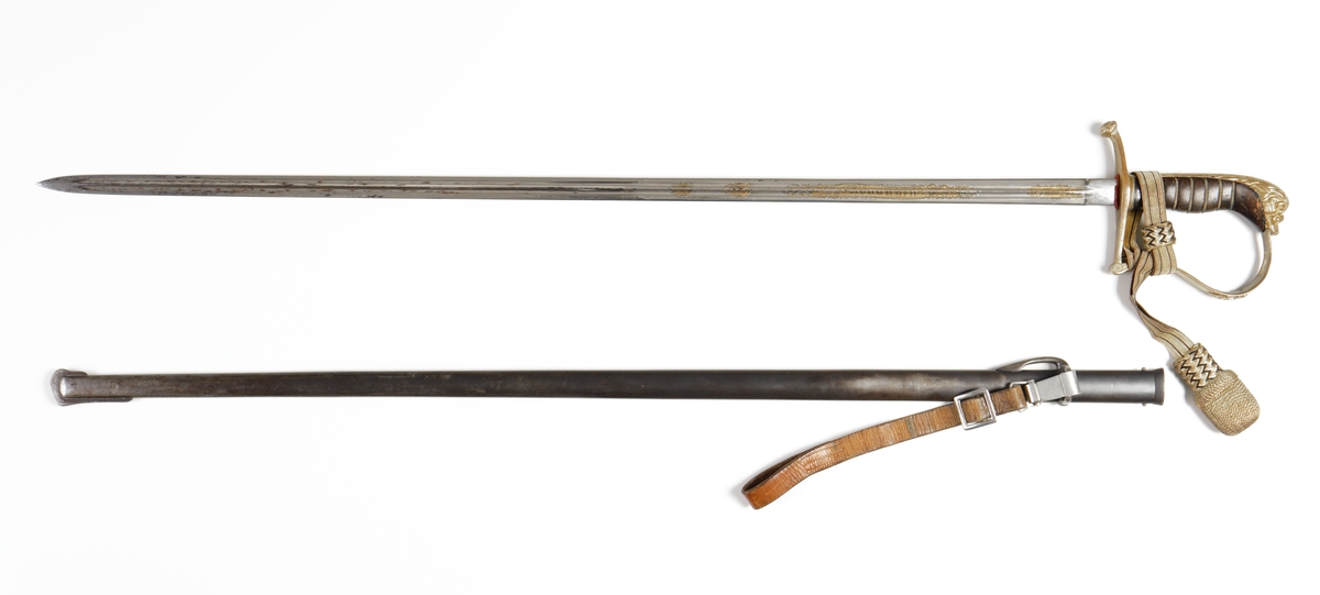 Sabel m/1899 för officer vid infanteriet med portepé m/1797 i gulddrageri som bärs till stor och liten paraddräkt av officerare.
Den har rak, dubbeleggad klinga med dubbla blodrännor och ornament i guld med överliggande text ”Konungen” på vänster sida respektive ”Fäderneslandet” på höger sida samt lilla riksvapnet och nordstjärnan på båda sidor av klingan
Vidare har den mörkbrunt fäste av trä omlindat med tvinnad metalltråd i guldfärg, samt hel fästkappa som går över i ett lejonhuvud
Parerplåten är genombruten i förgylld metall prydd med lilla riksvapnet.
Baljan är av stål med fast bärögla på ringbandets insida och på dess ovansida samt doppsko. Ursprungligen var baljan blankpolerad, men svärtades efter generalorder år 1913. Sedan 2013 är baljan återigen, enligt reglementet blankpolerad, men flertalet tidigare tilldelade baljor är alltjämt svarta. 
Vid tjänst till fot bärs sabeln hängande i sabelbärrem m/1899 som träs genom ett hål i midjesömmen på vapenrockens och kappans vänstra sida, alternativt i förenklat sabelkoppel m/1859. 
Portepé m/1797 är en handrem till sablar som användes inom infanteriet till sabel m1899, och är av stickat silke i guld och blått med hårdflätad tofs. Bäres av officerare till sabel m/1899 och sabel m/1915 (flottan)