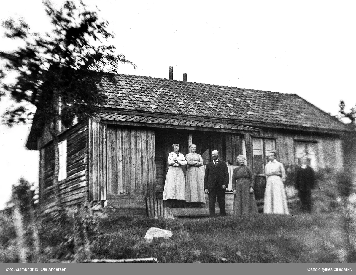 Svelta, Øymark Vest. Husmannsplass under Aasmundrud i Marker.
Personer ukjente.