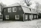 Kolbäck sn, Strömsholm.
Ridskolan, Hingstdepån.
Kamrerbostadens fasad och gavel mott uppfarten.