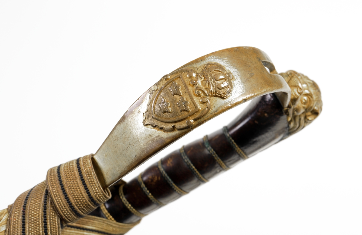 Sabel m/1899 för officer vid infanteriet med portepé m/1797 i gulddrageri som bärs till stor och liten paraddräkt av officerare.
Den har rak, dubbeleggad klinga med dubbla blodrännor och ornament i guld med överliggande text ”Konungen” på vänster sida respektive ”Fäderneslandet” på höger sida samt lilla riksvapnet och nordstjärnan på båda sidor av klingan
Vidare har den mörkbrunt fäste av trä omlindat med tvinnad metalltråd i guldfärg, samt hel fästkappa som går över i ett lejonhuvud
Parerplåten är genombruten i förgylld metall prydd med lilla riksvapnet.
Baljan är av stål med fast bärögla på ringbandets insida och på dess ovansida samt doppsko. Ursprungligen var baljan blankpolerad, men svärtades efter generalorder år 1913. Sedan 2013 är baljan återigen, enligt reglementet blankpolerad, men flertalet tidigare tilldelade baljor är alltjämt svarta. 
Vid tjänst till fot bärs sabeln hängande i sabelbärrem m/1899 som träs genom ett hål i midjesömmen på vapenrockens och kappans vänstra sida, alternativt i förenklat sabelkoppel m/1859. 
Portepé m/1797 är en handrem till sablar som användes inom infanteriet till sabel m1899, och är av stickat silke i guld och blått med hårdflätad tofs. Bäres av officerare till sabel m/1899 och sabel m/1915 (flottan)