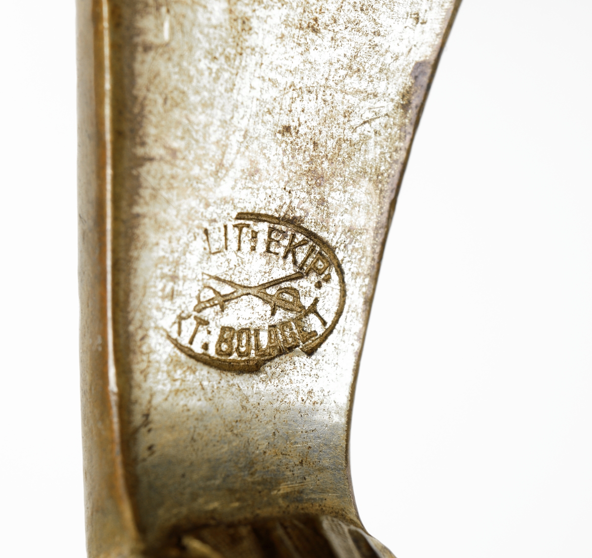Sabel m/1899 för officer vid infanteriet med portepé m/1797 i gulddrageri som bärs till stor och liten paraddräkt av officerare.
Den har rak, dubbeleggad klinga med dubbla blodrännor och ornament i guld med överliggande text ”Konungen” på vänster sida respektive ”Fäderneslandet” på höger sida samt lilla riksvapnet och nordstjärnan på båda sidor av klingan
Vidare har den mörkbrunt fäste av trä omlindat med tvinnad metalltråd i guldfärg, samt hel fästkappa som går över i ett lejonhuvud
Parerplåten är genombruten i förgylld metall prydd med lilla riksvapnet.
Baljan är av stål med fast bärögla på ringbandets insida och på dess ovansida samt doppsko. Ursprungligen var baljan blankpolerad, men svärtades efter generalorder år 1913. Sedan 2013 är baljan återigen, enligt reglementet blankpolerad, men flertalet tidigare tilldelade baljor är alltjämt svarta. 
Vid tjänst till fot bärs sabeln hängande i sabelbärrem m/1899 som träs genom ett hål i midjesömmen på vapenrockens och kappans vänstra sida, alternativt i förenklat sabelkoppel m/1859. 
Portepé m/1797 är en handrem till sablar som användes inom infanteriet till sabel m1899, och är av stickat silke i guld och blått med hårdflätad tofs. Bäres av officerare till sabel m/1899 och sabel m/1915 (flottan)