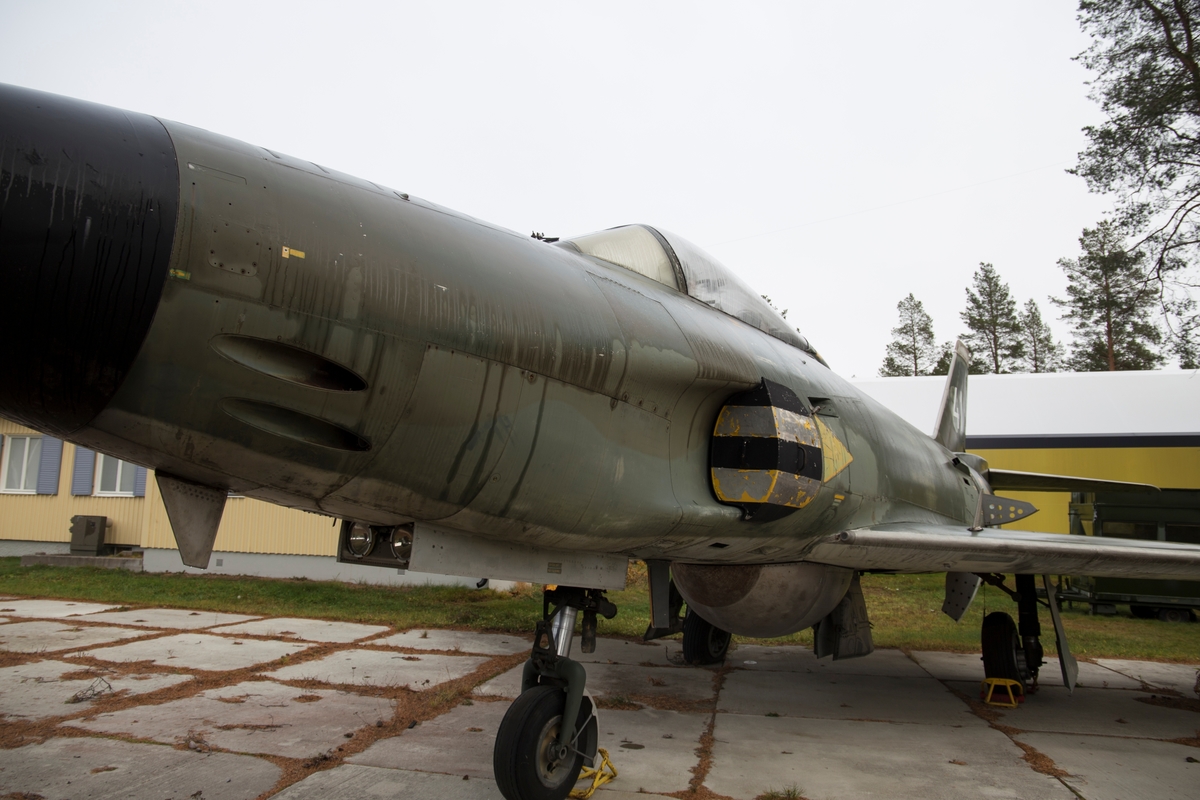 Jaktflygplan, J 32E
Saab 32 Lansen

Tvåsitsigt flygplan som är utrustad med  flygmotor Rolls Royce Avon (Svenska Flygmotor RM 6A). 
Märkning: På bakkroppen kronmärke och flottiljnummer 21; på fenan kodsiffra 41.