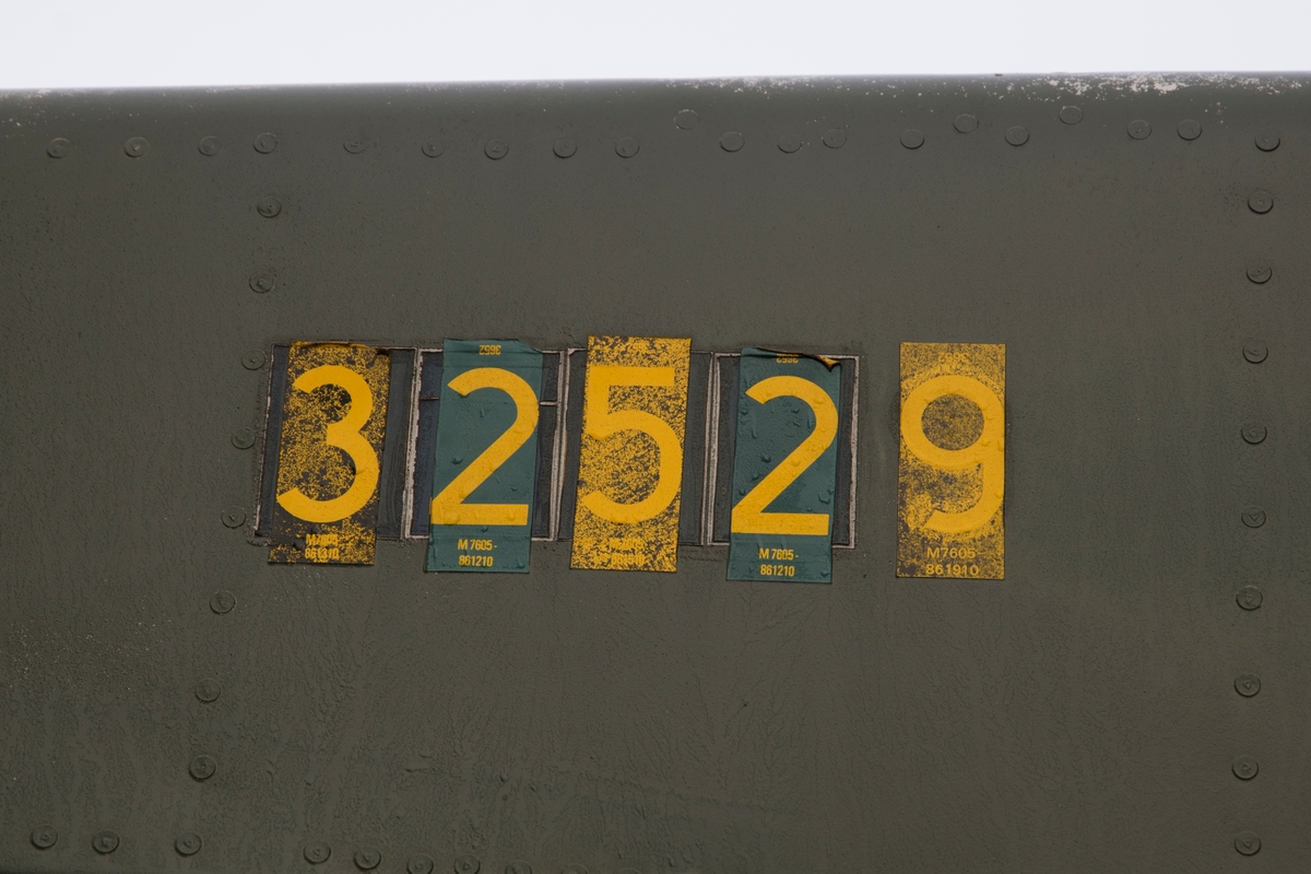Jaktflygplan, J 32E
Saab 32 Lansen

Tvåsitsigt flygplan som är utrustad med  flygmotor Rolls Royce Avon (Svenska Flygmotor RM 6A). 
Märkning: På bakkroppen kronmärke och flottiljnummer 21; på fenan kodsiffra 41.
