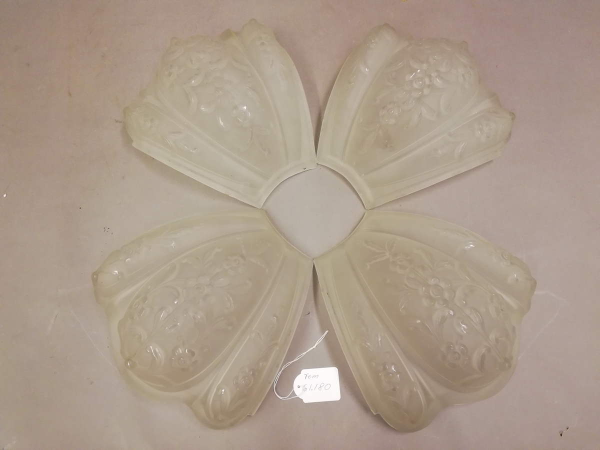 Taklampa av glas. Ett av sex glas har gått sönder. Repliker av plast monterade för utställning, glasen förvaras separat.
