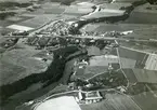 Kolbäck sn, Strömsholms kanal.
Flygfoto över landskapet med Strömsholms kanal, gårdar, åkrar m.m.