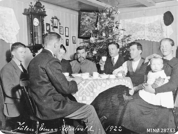 juleselskap med menn og kvinner