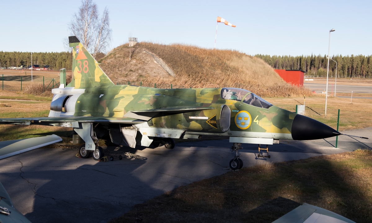 Jaktflygplan. JA 37
Saab 37 Viggen

Märkning: På framkroppen kronmärke och flottiljnummer 4 och på fenan kodsiffra 38.