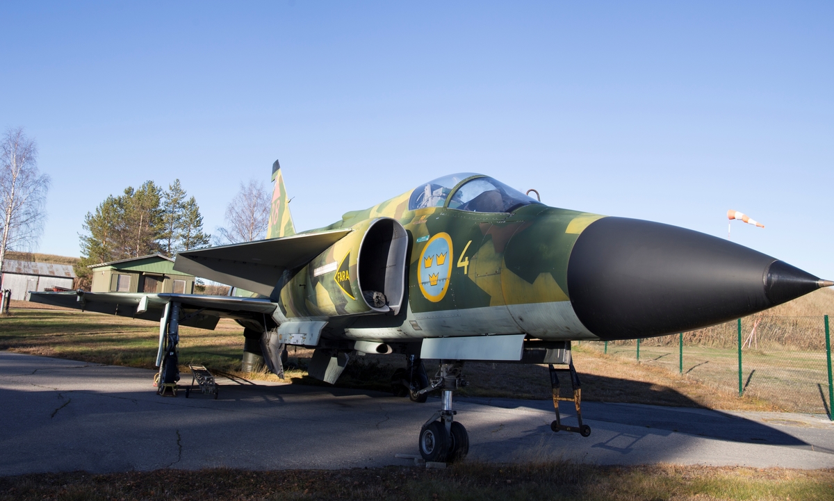 Jaktflygplan. JA 37
Saab 37 Viggen

Märkning: På framkroppen kronmärke och flottiljnummer 4 och på fenan kodsiffra 38.