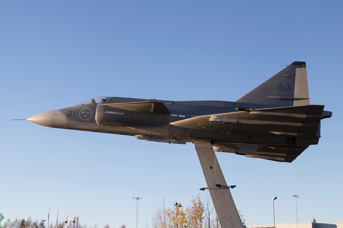 Attack- jakt- och havsövervakningsflygplan, AJSH 37
Saab 37 Viggen

Märkning: På framkroppen kronmärke och flottiljnummer 21 och på fenan kodsiffra 63 samt emblem för första divisionen Aktu Stakki.