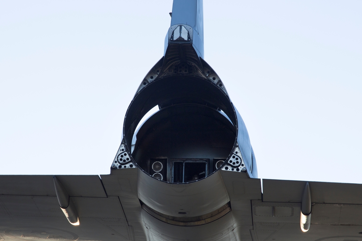 Attack- jakt- och havsövervakningsflygplan, AJSH 37
Saab 37 Viggen

Märkning: På framkroppen kronmärke och flottiljnummer 21 och på fenan kodsiffra 63 samt emblem för första divisionen Aktu Stakki.