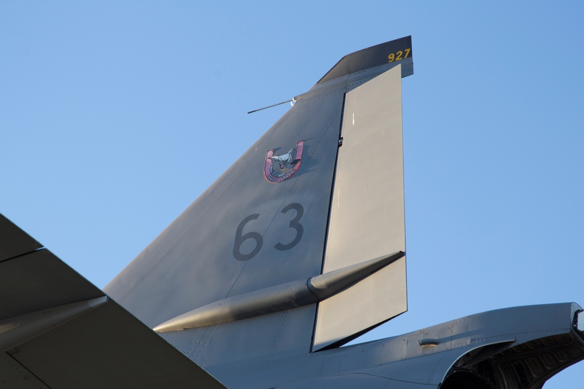 Attack- jakt- och havsövervakningsflygplan, AJSH 37
Saab 37 Viggen

Märkning: På framkroppen kronmärke och flottiljnummer 21 och på fenan kodsiffra 63 samt emblem för första divisionen Aktu Stakki.
